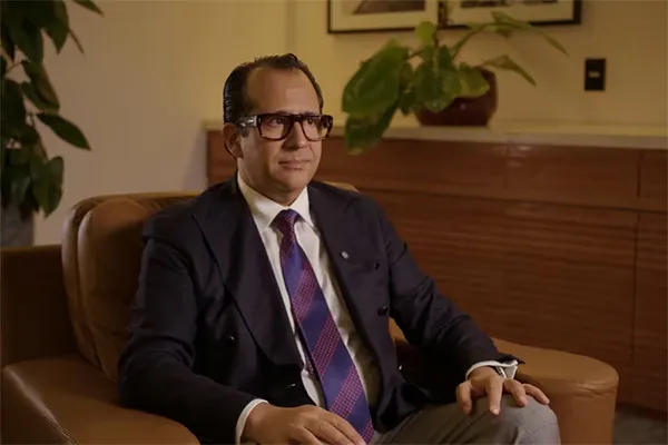 Marqueteiro diz que Flávio Bolsonaro pode vencer no 1º turno e chama senador de “folha em branco”