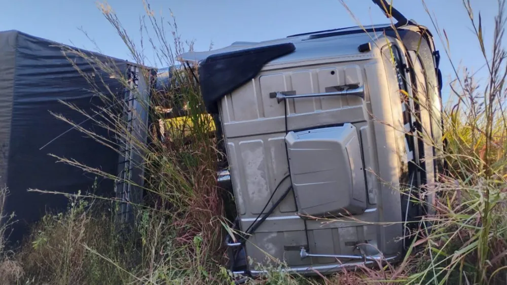 Ultrapassagem provoca tombamento de carreta na BR‑122 em Guanambi