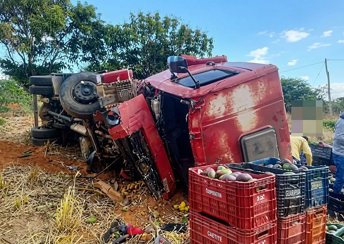 Caminhão carregado de mangas capota na BA-263, em Urandi