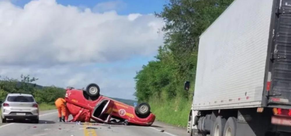 Bombeiros militares a caminho do Rio Grande do Sul sofrem acidente em Jequié