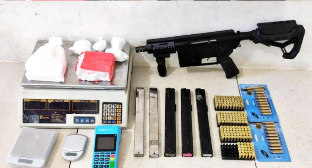Submetralhadora é apreendida com traficante em Conquista