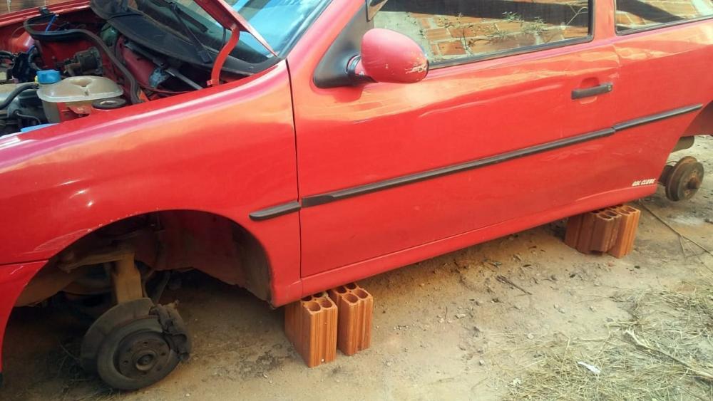 Caetité: Carro furtado na Praça da Catedral é localizado sem vários equipamentos no Bairro Prisco Viana