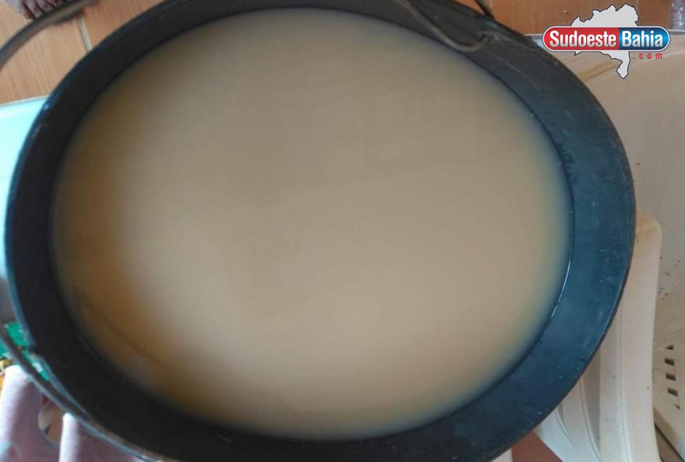 Caetité: Moradores do distrito de Maniaçu reclamam que estão recebendo água suja nas torneiras de casa