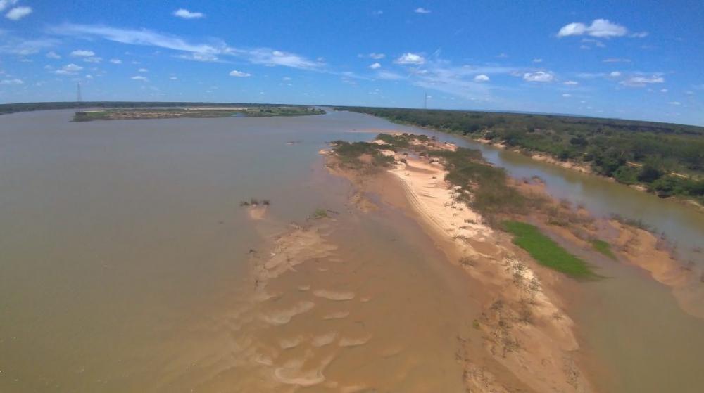 Devido a falta de chuvas, nível do Rio São Francisco baixa e bancos de areia começam aparecer