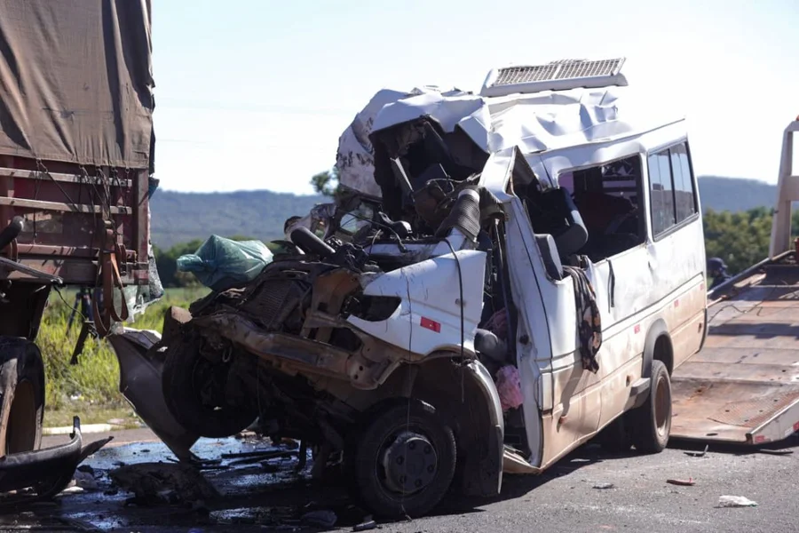 Acidente com van que saiu da Bahia deixa cinco mortos na BR‑020