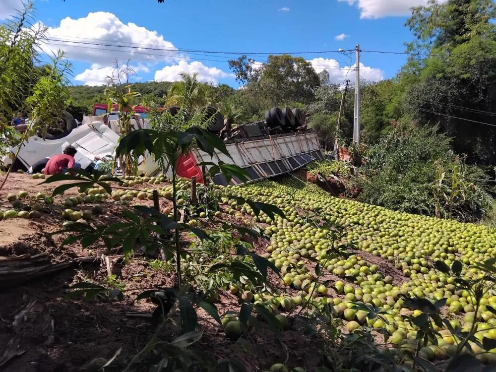 Motorista morre após carreta tombar em Licínio de Almeida 