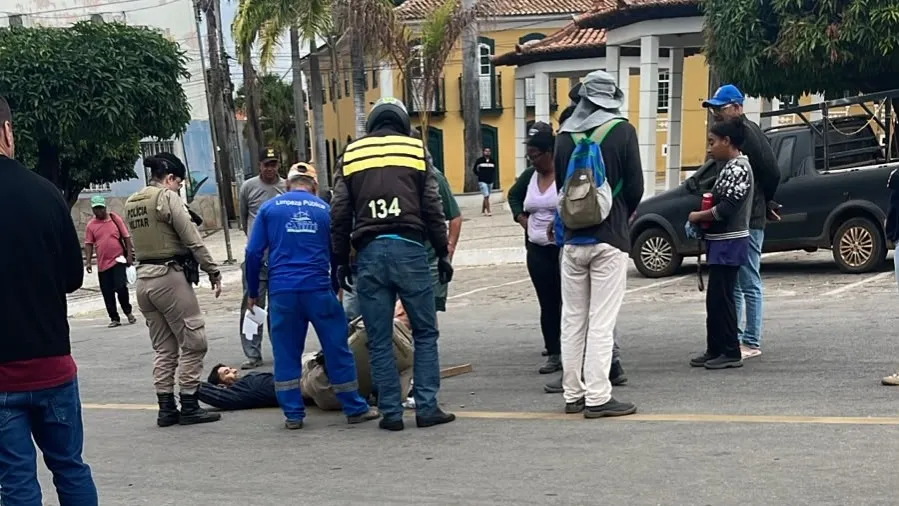 Suspeito tenta tomar arma de PM e é contido na Praça da Catedral em Caetité