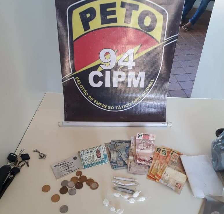 Homem é preso em posse de veículo roubado e drogas em Caetité
