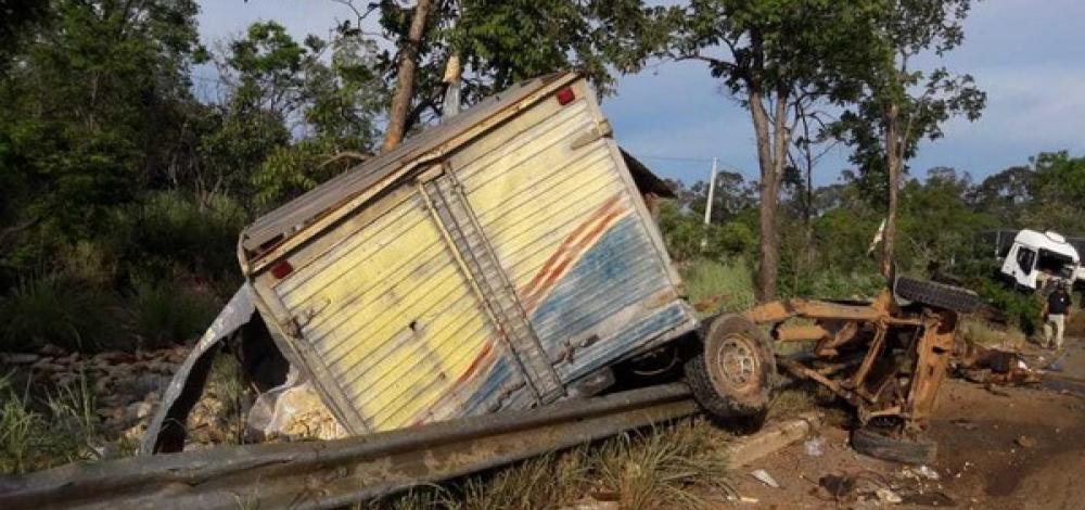 Homem morre e dois ficam feridos em batida no oeste da Bahia