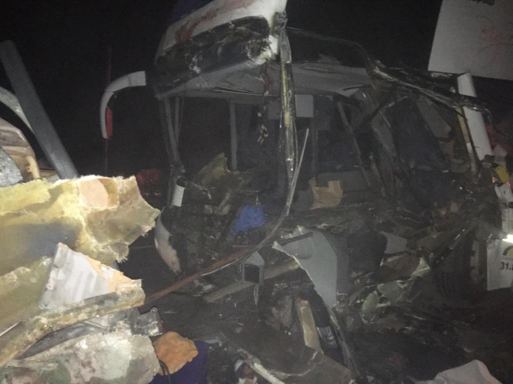 Batida entre ônibus e caminhão na BR-430, trecho entre Caetité e Igaporã, deixa três mortos 