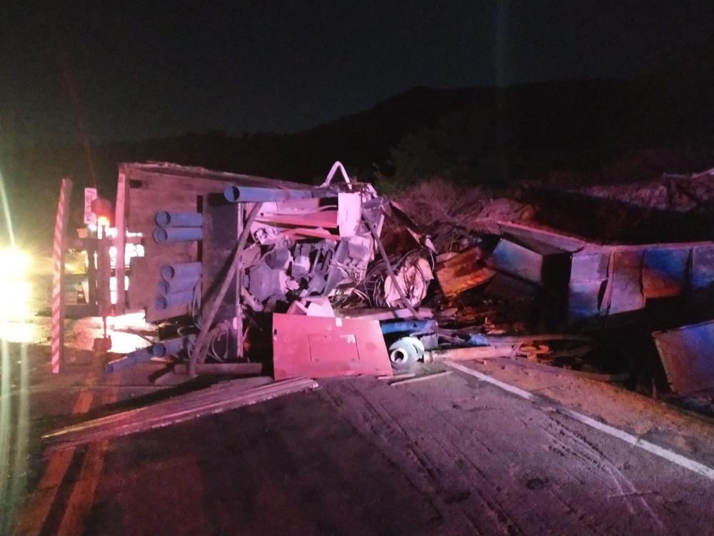 Caminhão colide com barranco e tomba na serra das Almas, em Rio de Contas