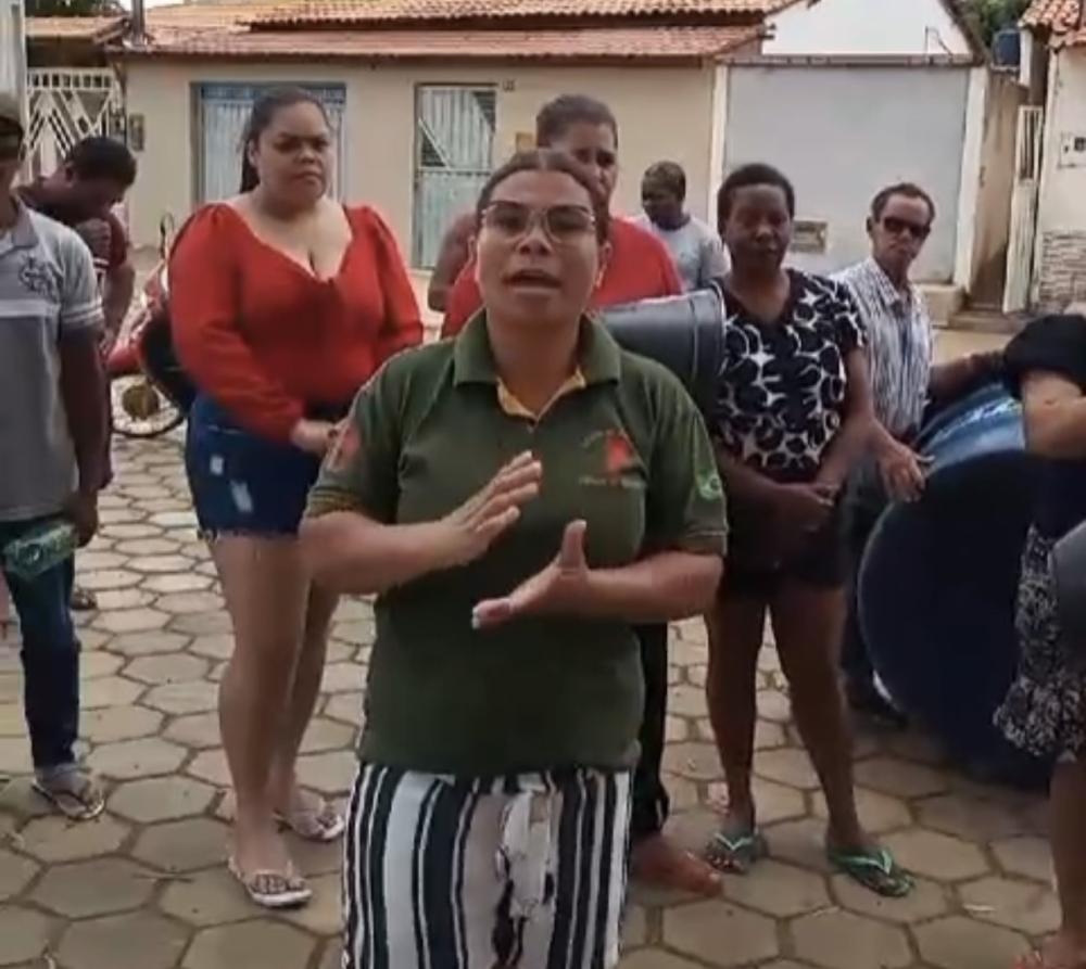 Caetité: Moradores de Maniaçu protestam contra falta de água que dura 22 dias