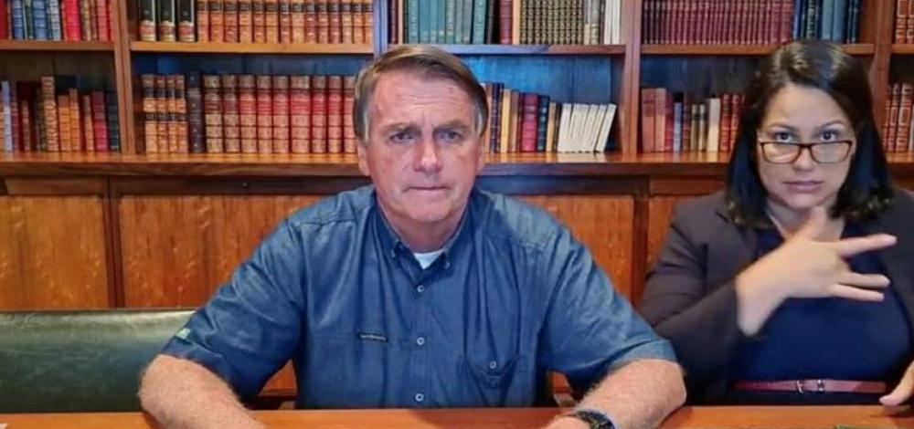 Bolsonaro mente ao associar vacina à Aids e Facebook derruba live