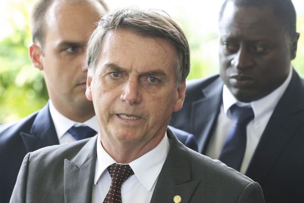Bolsonaro vai autorizar trabalho aos domingos e feriados