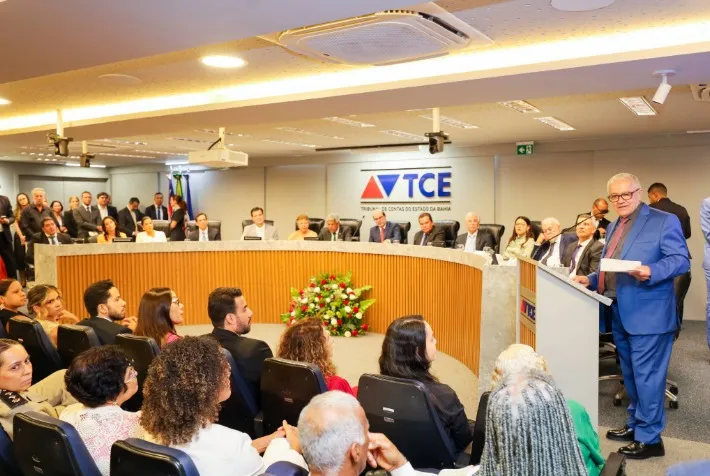 Josias Gomes toma posse como Conselheiro do TCE