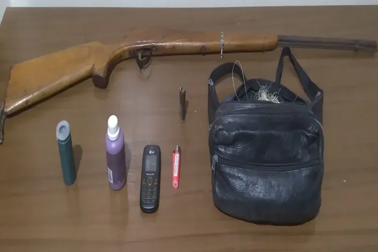 Homem é levado à delegacia após apreensão de arma em Botuporã