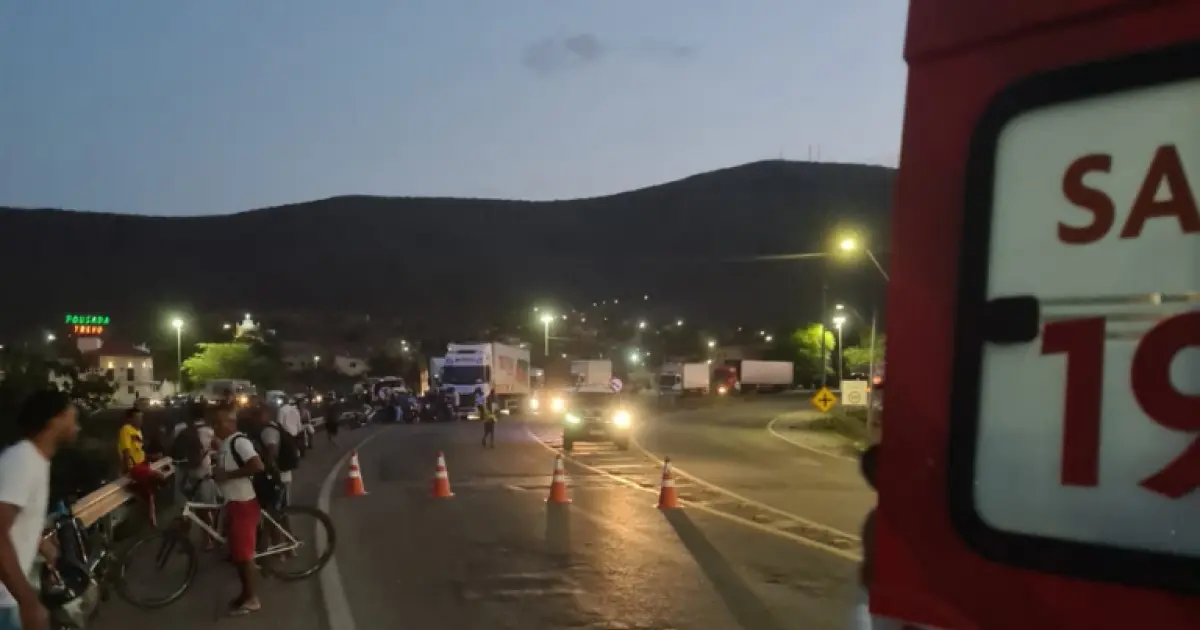 Homem morre atropelado por carreta na BR-116 em Jequié