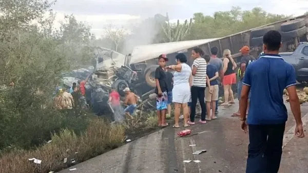 Colisão entre van e caminhão deixa 15 mortos na Bahia
