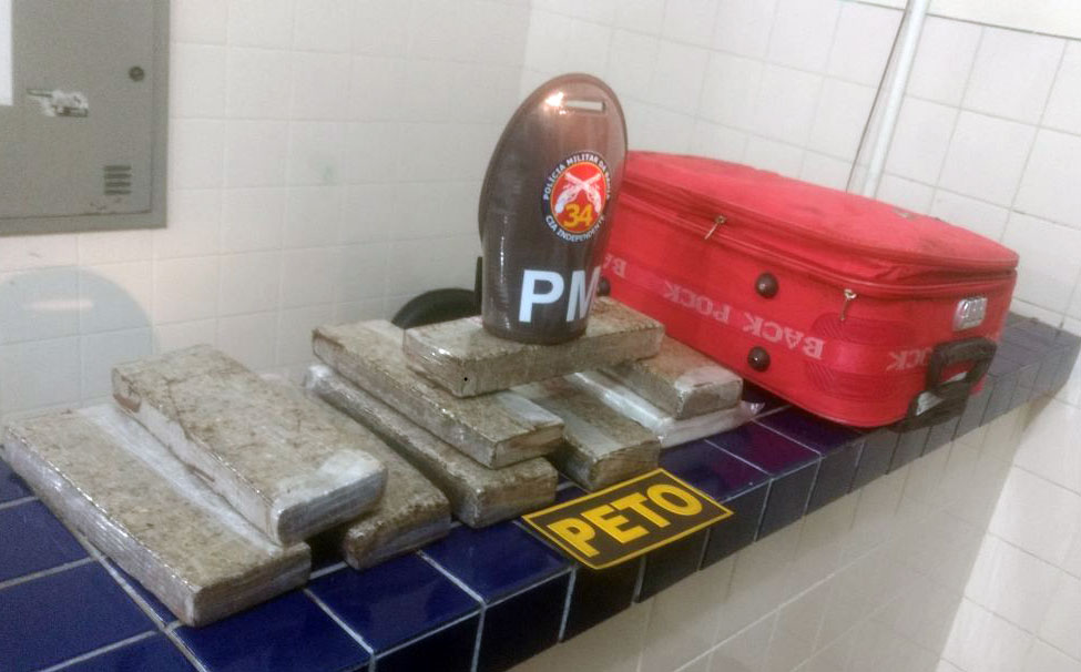 Brumado: Mulher é presa em ônibus com maconha e cocaína dentro de mala