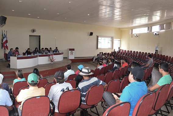 Prefeitura de Rio do Antônio nega transporte para alunos participarem de ato na Câmara com medo de críticas