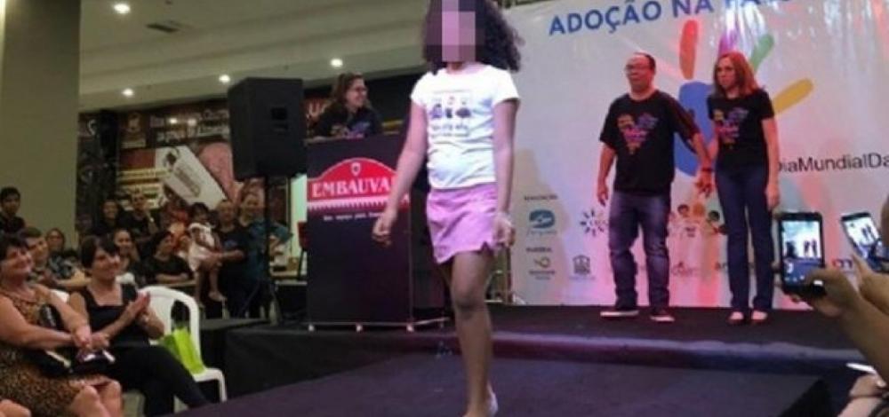 Desfile com menores para adoção provoca polêmica