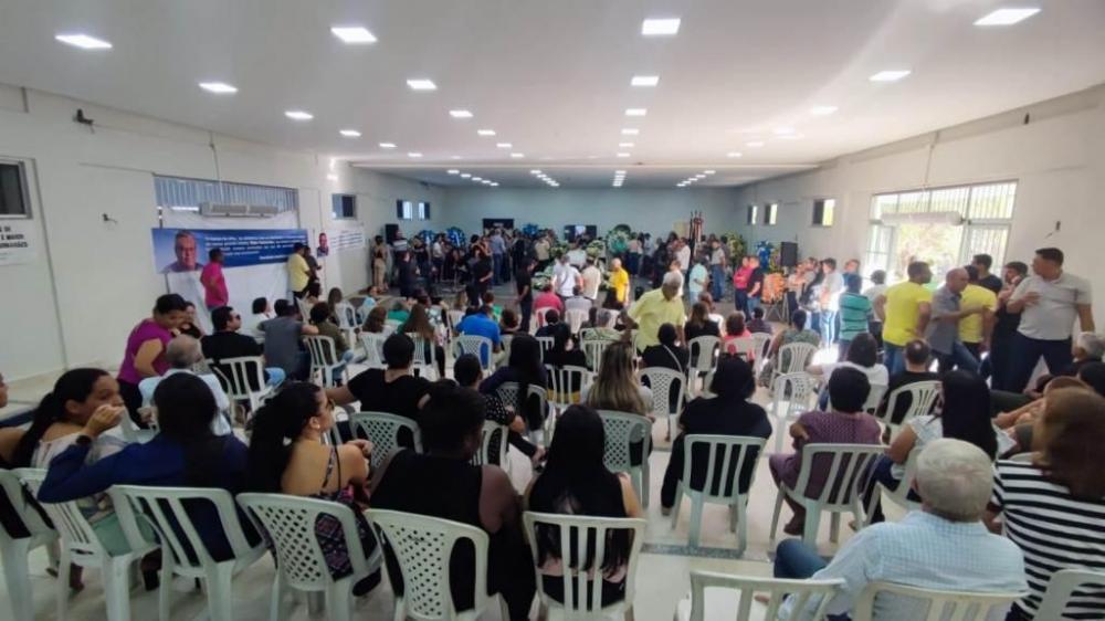 Emoção e homenagens marcam velório e sepultamento de Elder Guimarães em Guanambi