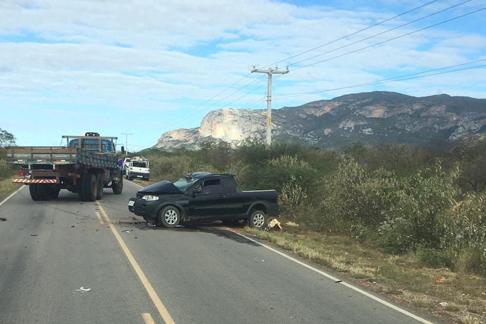 Acidente na BA-152, em Livramento, envolvendo três carros, deixa ao menos três pessoas mortas
