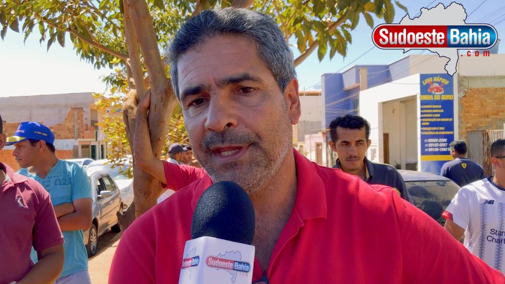 Comissão da Câmara de Vereadores de Caetité e representantes da comissão de desempregados protestam em frente a sede da Bamin 