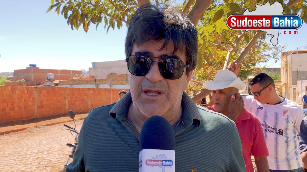 Comissão da Câmara de Vereadores de Caetité e representantes da comissão de desempregados protestam em frente a sede da Bamin 