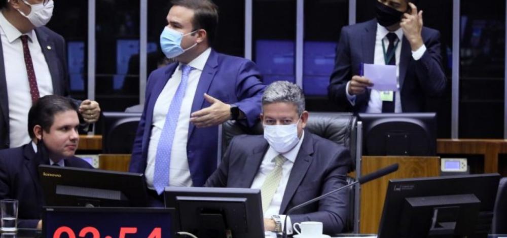 Sem consenso e com baixo quórum, Câmara adia votação da PEC dos Precatórios