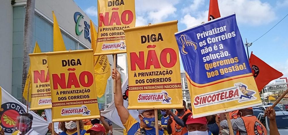 Anúncio de privatização mobiliza funcionários dos Correios contra Bolsonaro