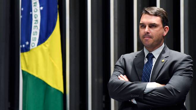 Assessoras repassaram R$ 27 mil ao advogado de Flávio Bolsonaro nas eleições