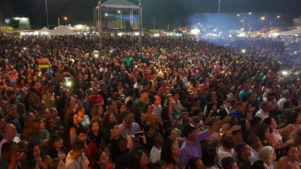 Centenário de Guanambi: cerca de 10 mil pessoas curtiram o show de Elba Ramalho; festa continua nesta quarta com Luan Santana 