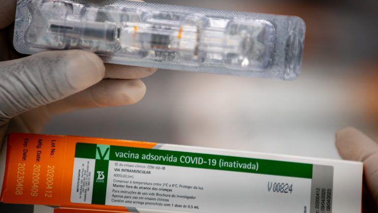 Governo deve assinar contrato para compra de 54 milhões de doses de CoronaVac na terça-feira