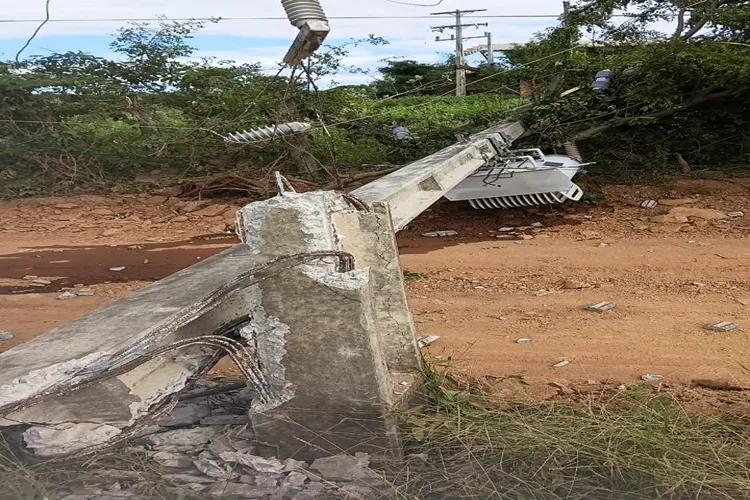 Caminhão derruba postes e deixa Feira da Mata sem energia por três dias