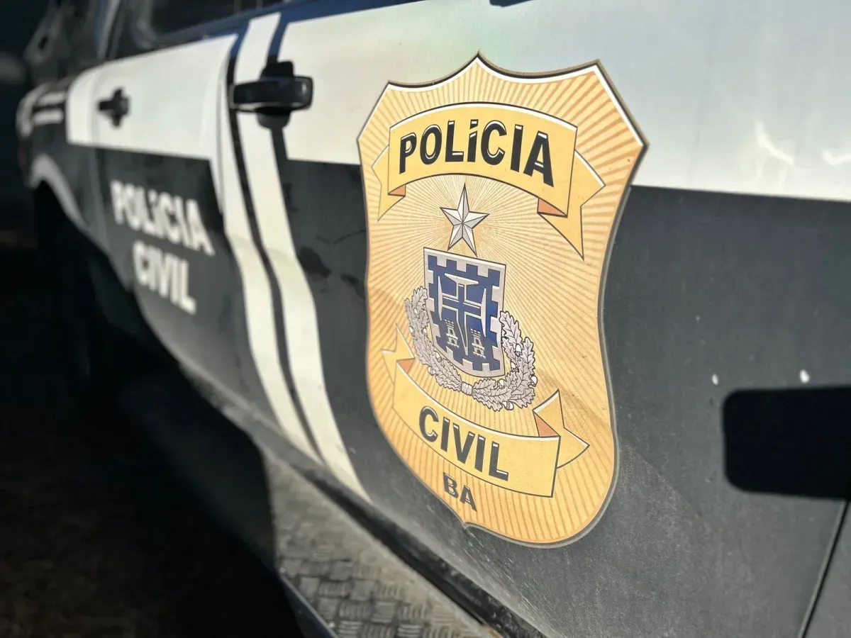 Homem é preso após ofensas raciais e ameaça em rodoviária de Cocos