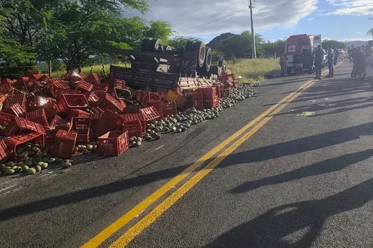 Motorista morre após caminhão capotar na zona rural de Paramirim