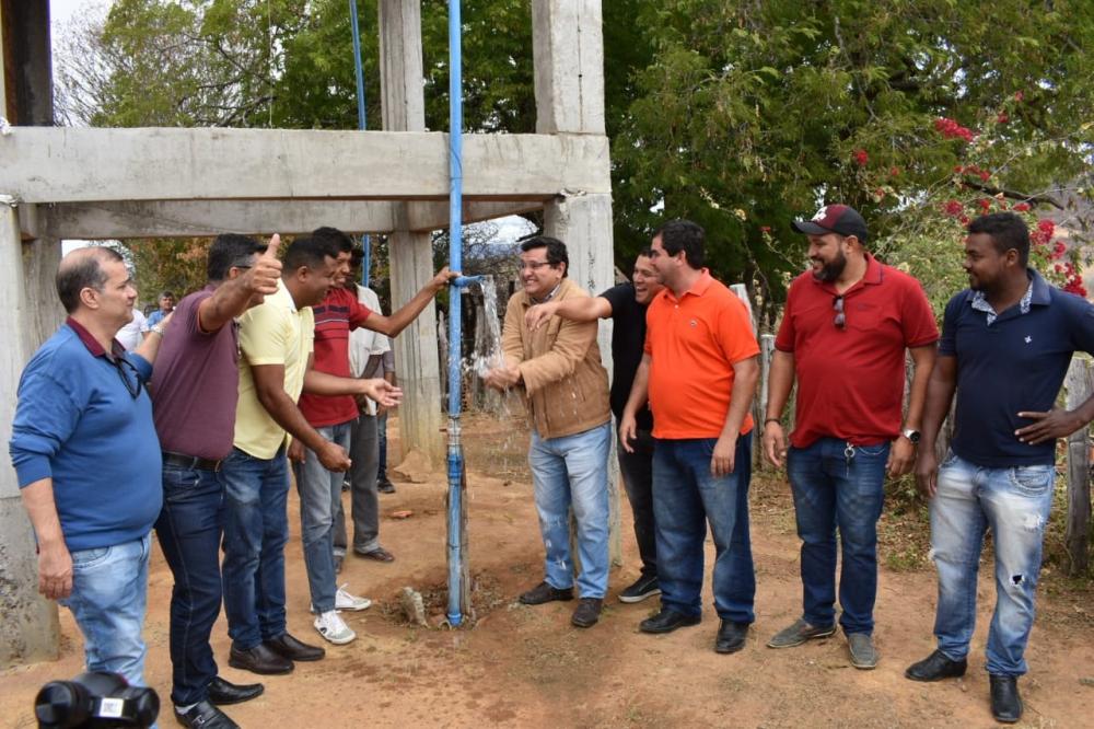 Prefeito de Guanambi entrega mais um sistema de água na zona rural