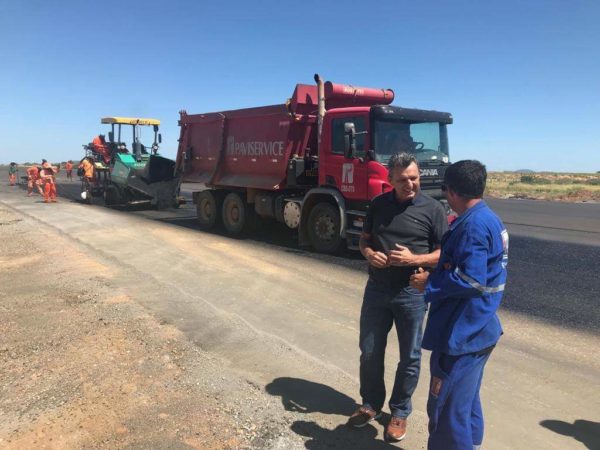 Charles Fernandes visita obras da pista do aeroporto de Guanambi