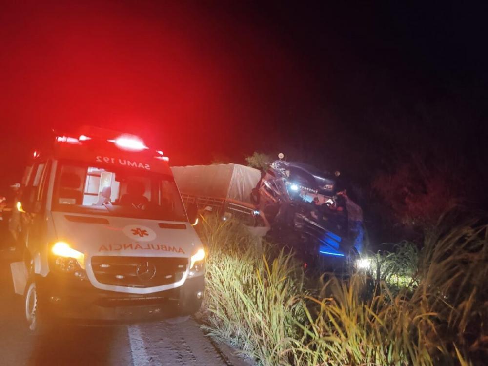 Colisão entre caminhão e carreta resulta em morte na BR-430, em Riacho de Santana