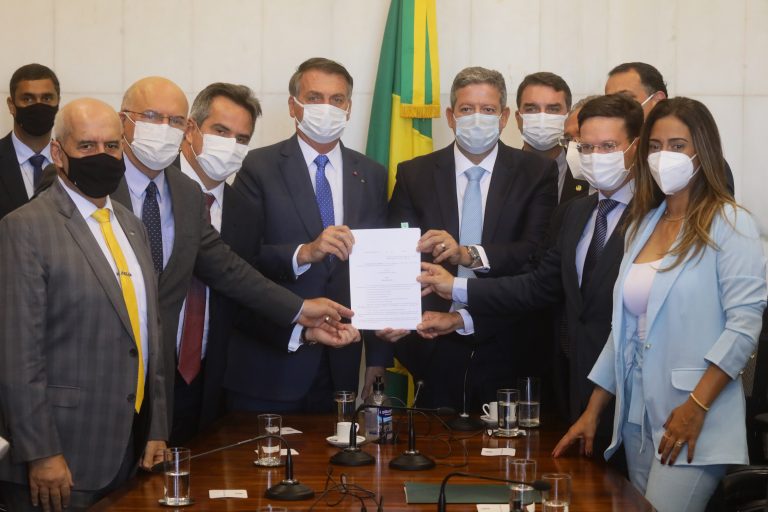 Bolsonaro entrega ao Congresso MP que cria o novo Bolsa Família