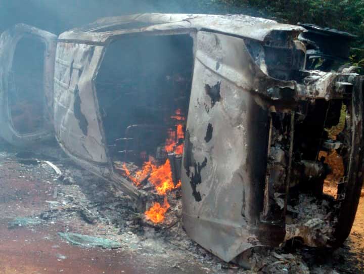 Carro pega fogo após colidir frontalmente contra outro veículo na zona rural de Caetité