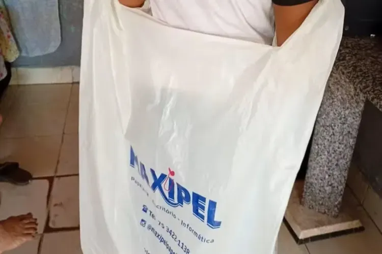 Menino autista é enviado para casa em sacola plástica em Alagoinhas