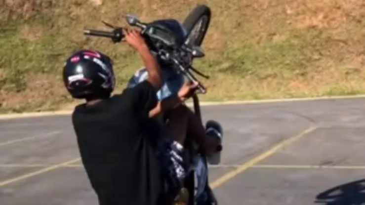 Tragédia: motociclista fazendo 'grau' atropela comerciante de 72 anos em Feira de Santana