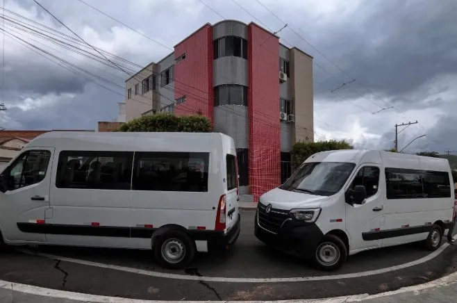 Igaporã recebe duas novas vans para uso administrativo