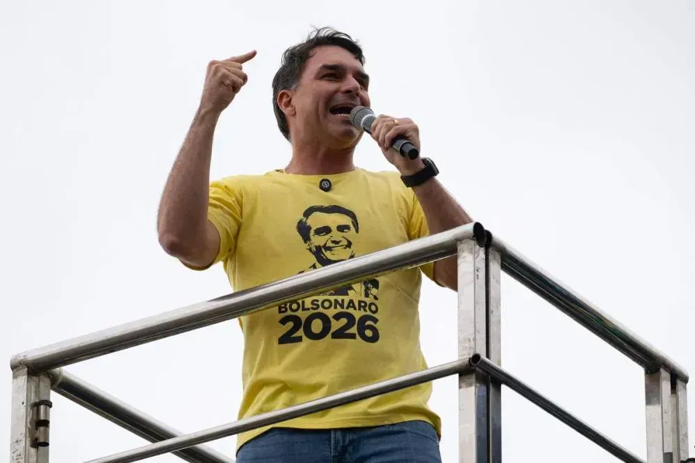 Propaganda de Flávio Bolsonaro reforça vínculo com Jair Bolsonaro e critica cenário do país