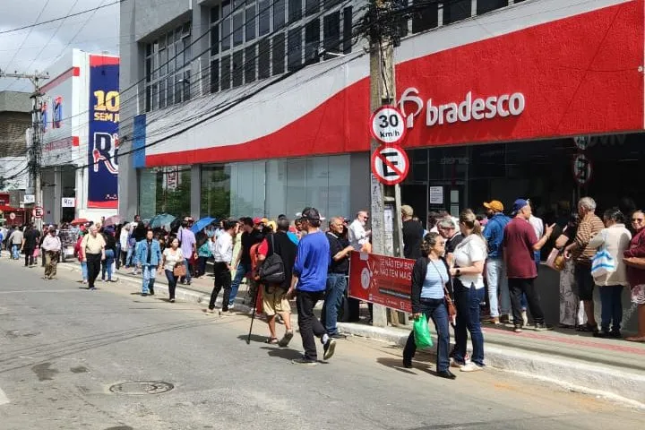 Fechamento de agências do Bradesco gera filas e superlotação em Conquista