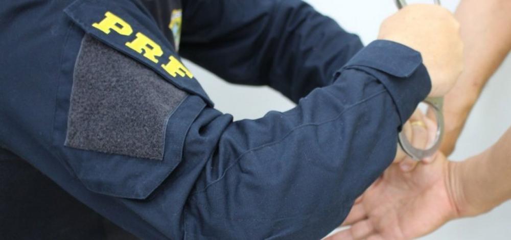 Foragido da Justiça, locutor de rádio acusado de estupro é preso na BR-116