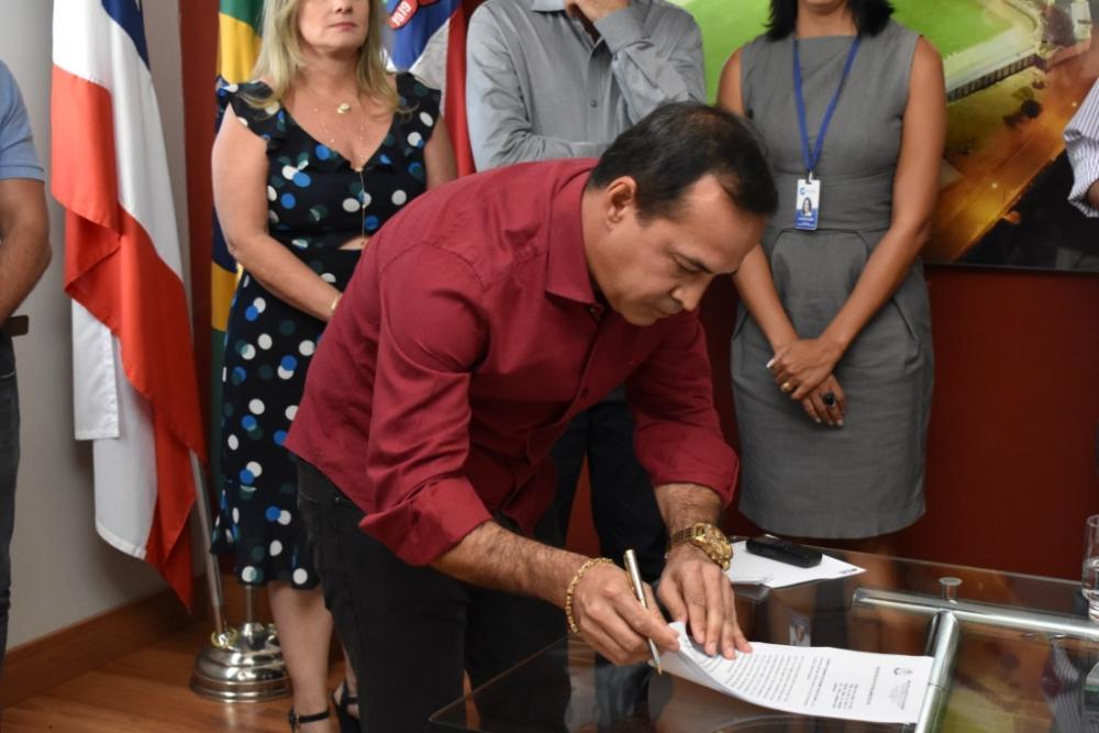 Prefeito em exercício de Guanambi assina Projeto de Lei para doação de área para construção do Centro Integrado de Saúde da UniFG