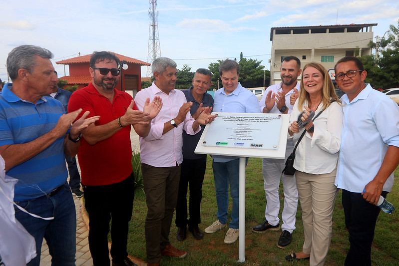 Jerônimo inaugura obras em Condeúba e assina projeto de infraestrutura